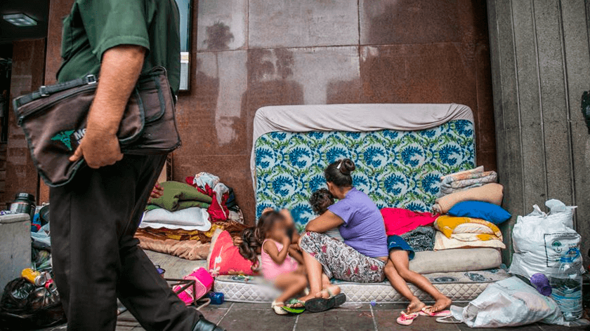 Famílias morando nas ruas de São Paulo precisam de ajuda